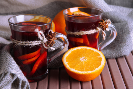 甜酒与橘子上织物背景表格图片