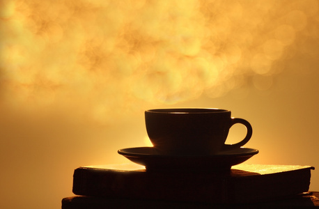 每天早上喝咖啡杯子上木板与景背景
