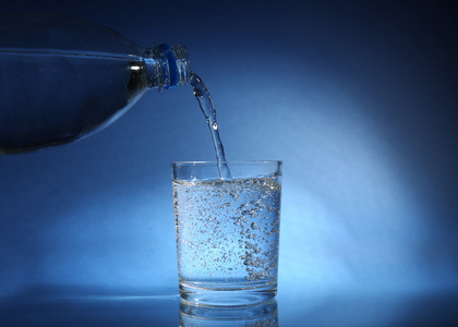 蜂蜜倒进瓶子里图片