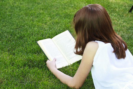 读一本书室外的女孩