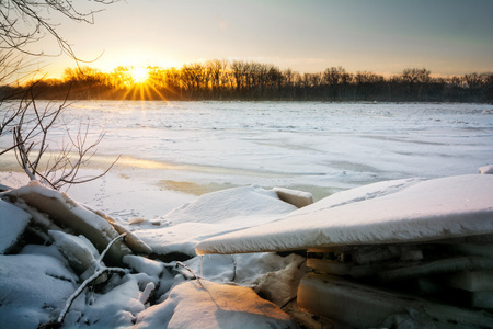 冰冻的河面日出图片