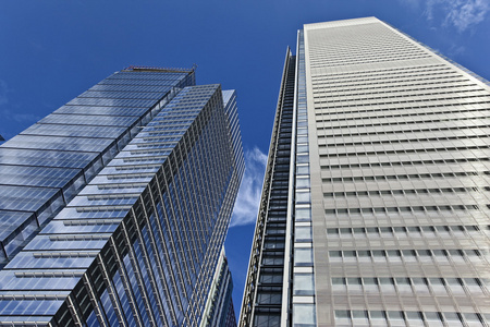 在一个大城市的多层办公大楼照片