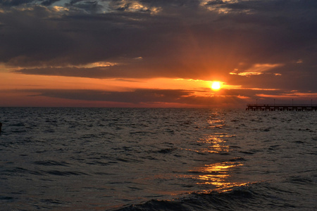 美丽的夕阳在海