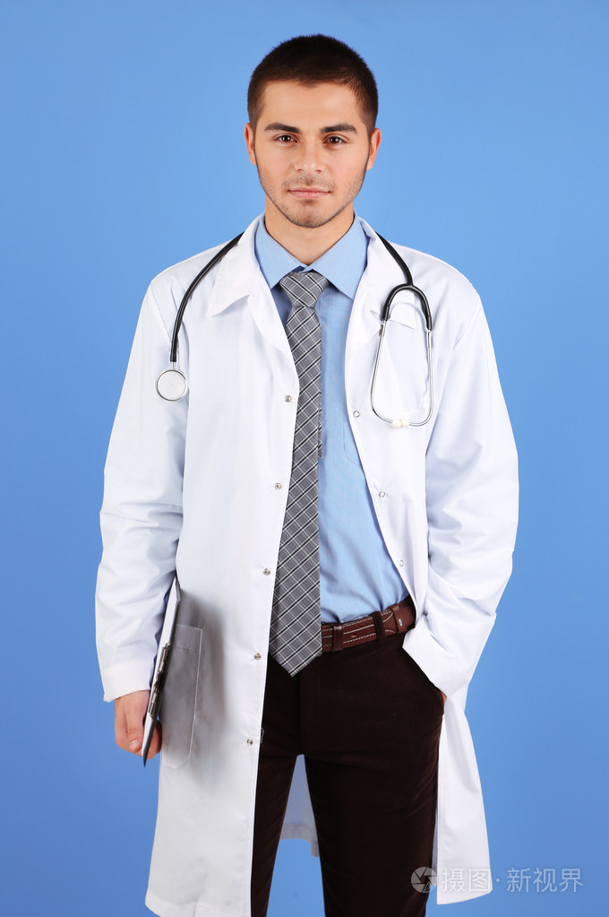 男医生站在蓝色背景上的文件夹