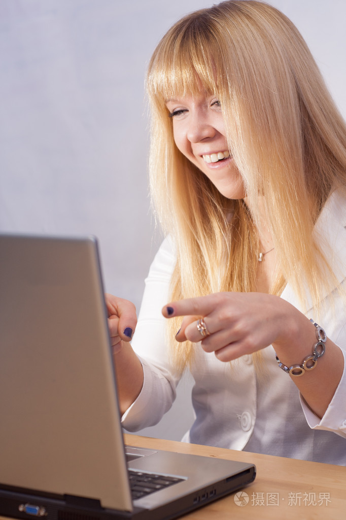 快乐的少女网上聊天对社交网络的笔记本电脑上