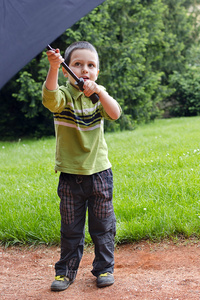 孩子在公园里的伞