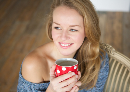 享受一杯茶在家里的女人