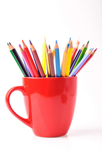 彩色铅笔在红色的杯子里