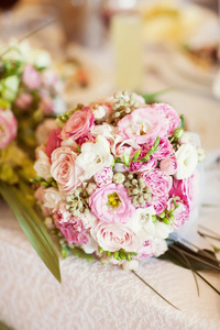 白色和粉红色的婚礼花束图片