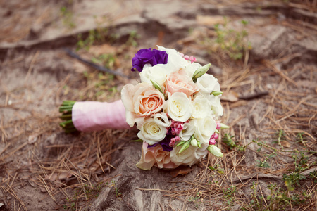 白色和粉红色的婚礼花束