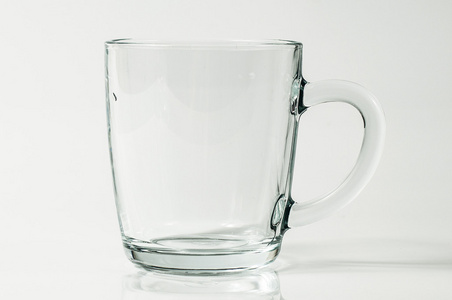 一个孤立的一个透明的玻璃杯子图片