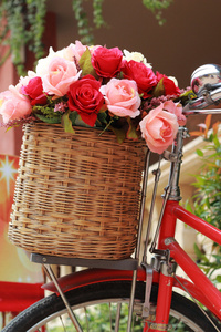美丽的玫瑰人造花在老式自行车
