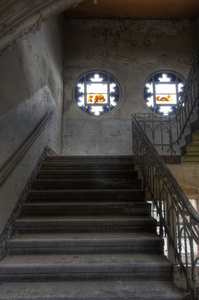 在一个被遗弃的大厅里的旧楼梯