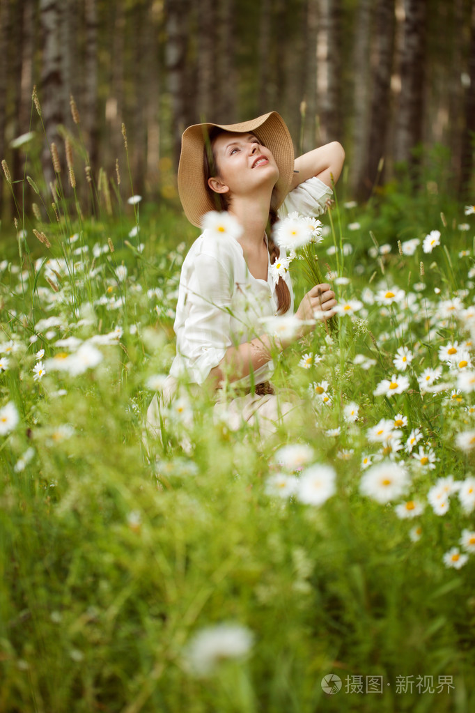 女孩在草地上的雏菊