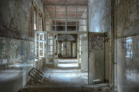老走廊在废弃的医院老走廊照片