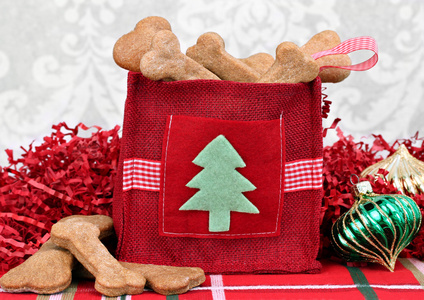 在装饰的圣诞袋自制狗饼干