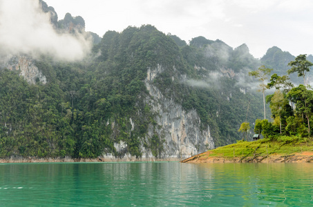 美丽的高山和绿色的湖