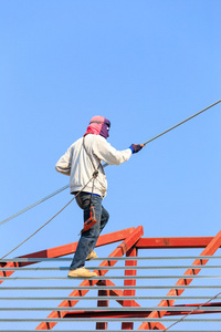 劳动在屋顶的建筑工地工作的准备