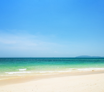 清澈的水和蓝蓝的天空。phra nang 海滩泰国