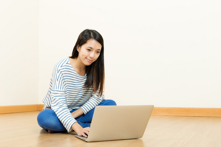 亚洲女人在家里使用便携式计算机
