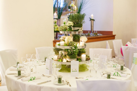 漂亮的餐桌上为绿色婚礼或事件的党，在室内设置