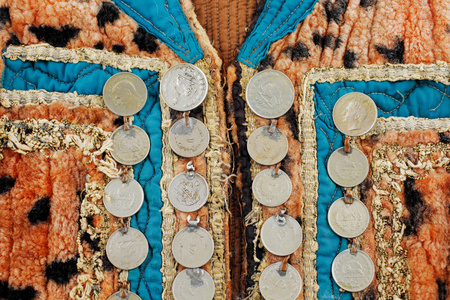 传统的阿富汗背心装饰着旧硬币图片