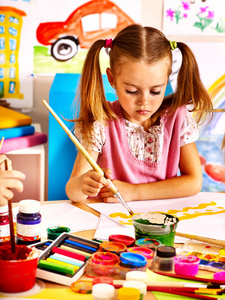 儿童绘画在画架