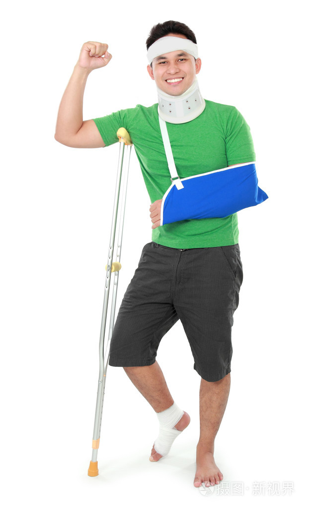 男性患者骨折的手臂和拐杖