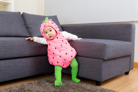 草莓服装的小女孩