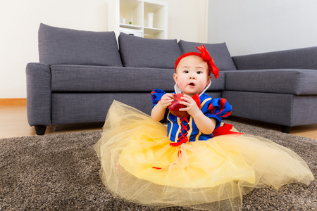 万圣节派对穿衣服的婴儿