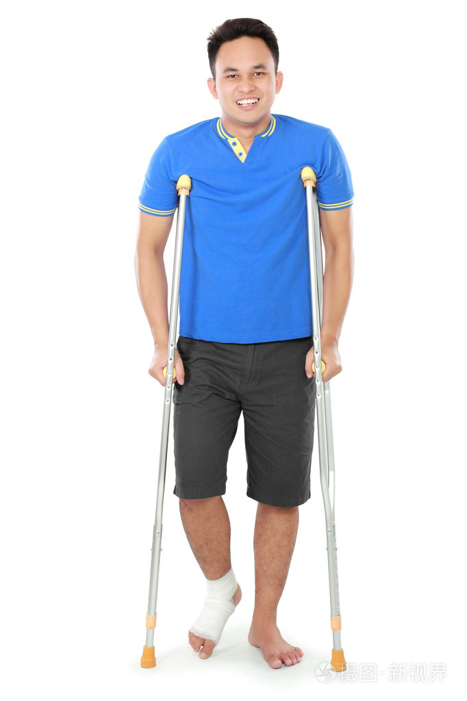 男性患者使用拐杖的断脚