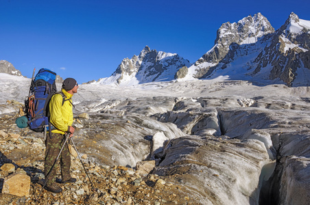 徒步旅行者在冰川上的背包