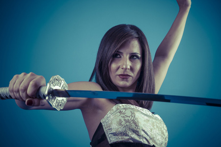 黑发女人拿着一把武士刀剑照片