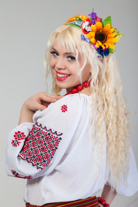 女人穿乌克兰民族服饰