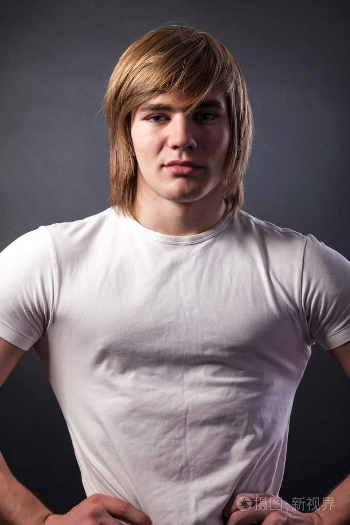 健壮的年轻人,在白色的 t 恤