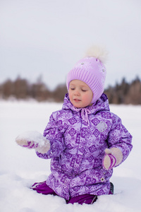 快乐的小女孩，在冬天阳光明媚的日子，在雪地上玩