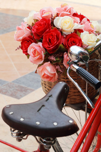 美丽的玫瑰人造花在老式自行车