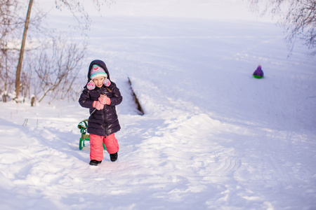 小可爱的快乐女孩享受雪阳光明媚的冬日