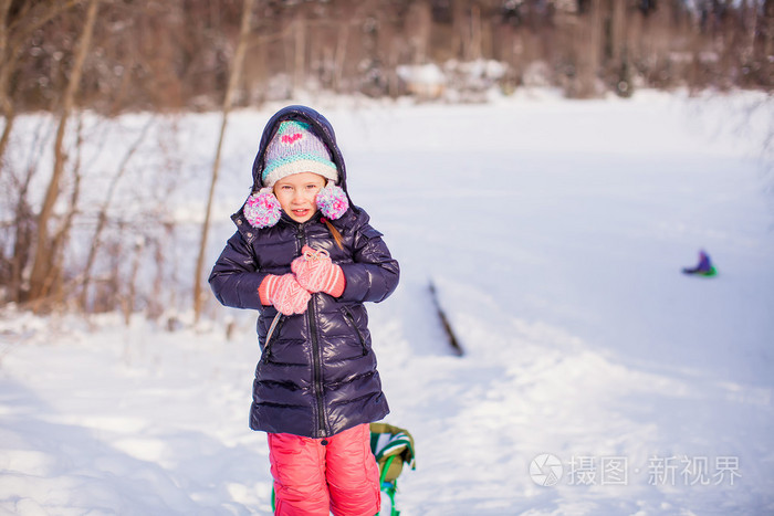 小可爱的快乐女孩享受雪阳光明媚的冬日