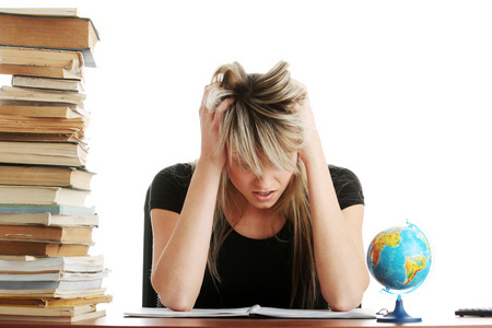 伏案苦读的年轻女子照片