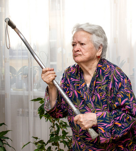 威胁一个拄着拐杖的老愤怒的女人