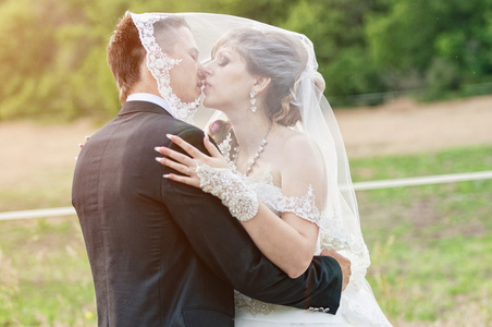 年轻的夫妇在婚礼上接吻