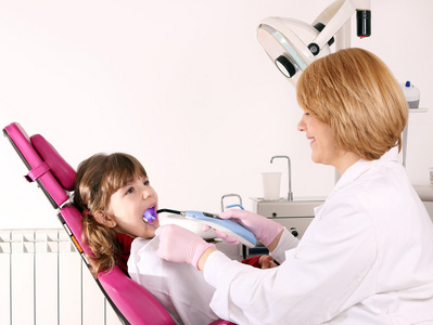 女牙医和小女孩保健