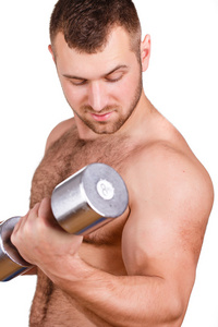肌肉发达的家伙，在白色的背景与哑铃锻炼的特写肖像
