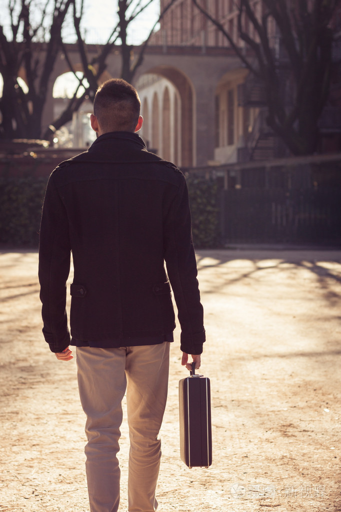 英俊的年轻男子独自行走