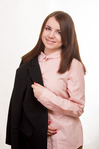 一个美丽的年轻女子在商务风格衬衫白色背景上的肖像