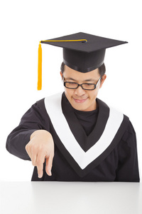 他的手指去抓微笑即将毕业的学生重点