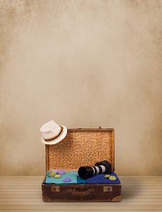 复古旅游行李与色彩鲜艳的衣服和 copyspace