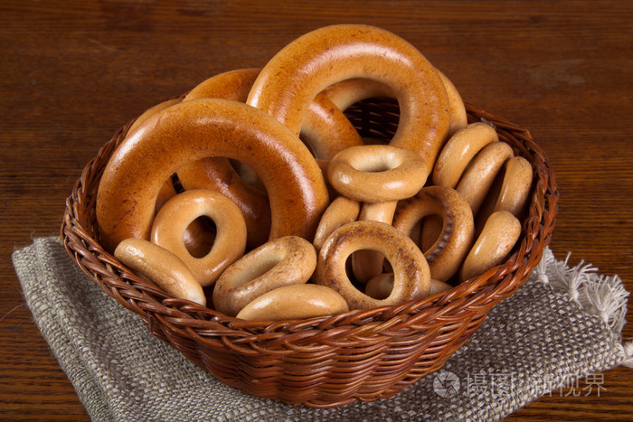 大型和小型的百吉饼在篮子里