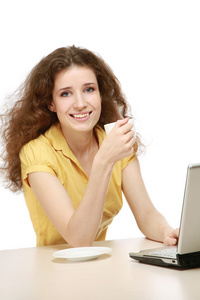 年轻女子用一台笔记本电脑